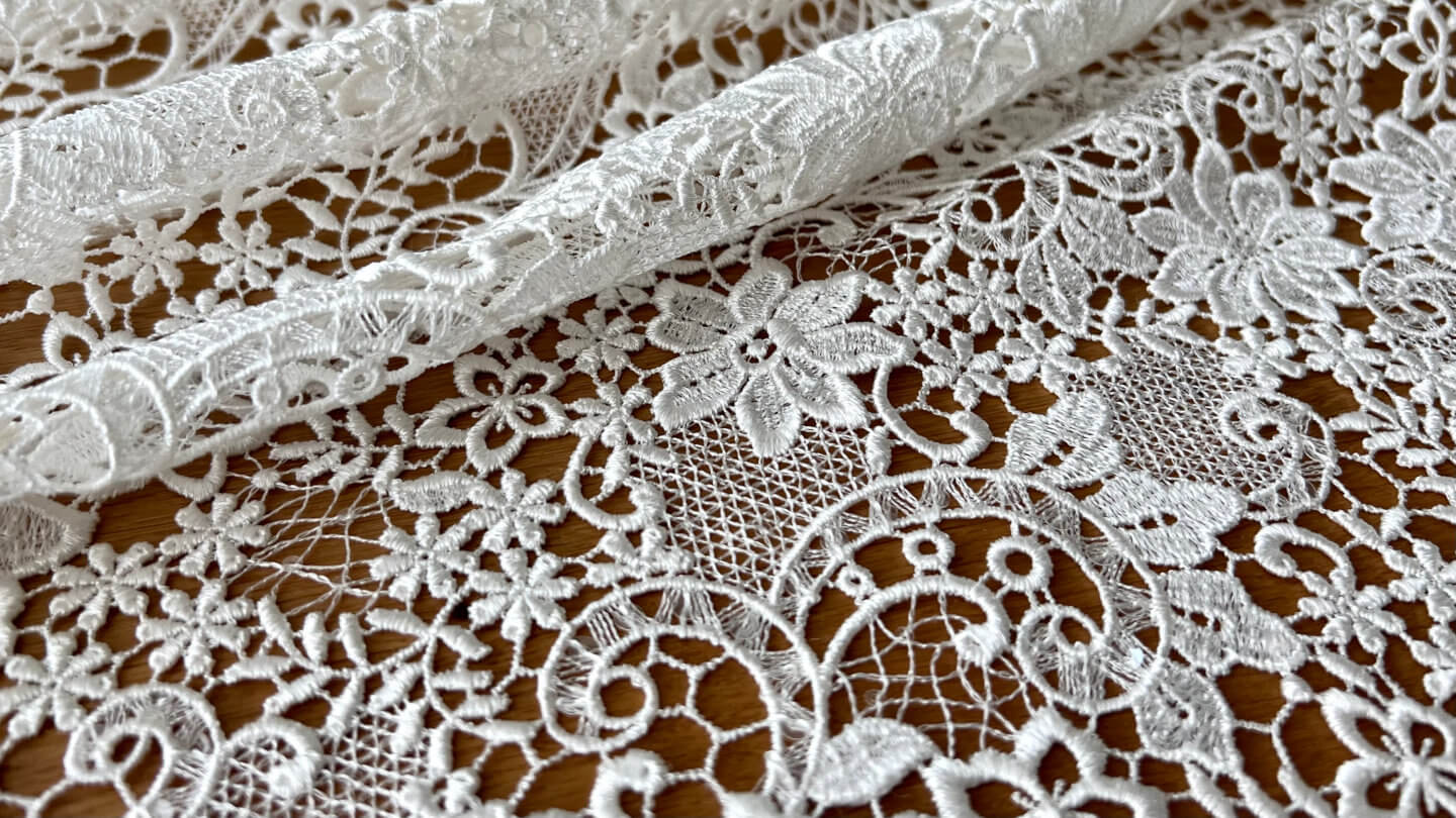 boho-pulmapitsid-guipure Boho stiilis pulmapits, guipure tikandiga, looduslik ja boheemlaslik.<br />